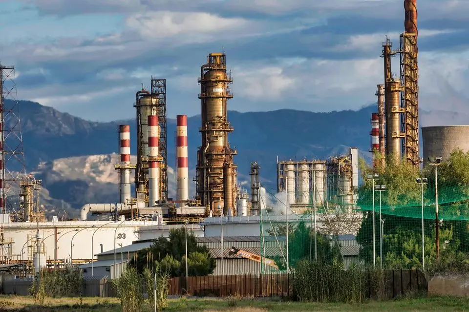 Shell nearly doubles quarterly profit year-on-year as refining margins soar to record high
