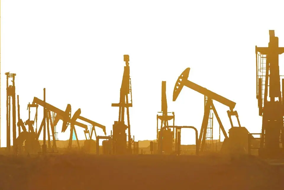 Big Oil Eyes Record Profits but Keeps Spending in Check